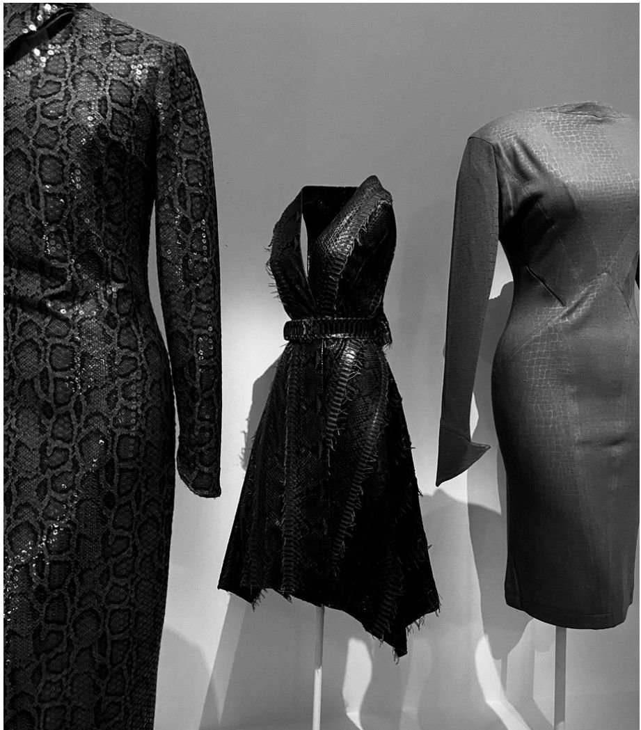 Trois mannequins en robes noires