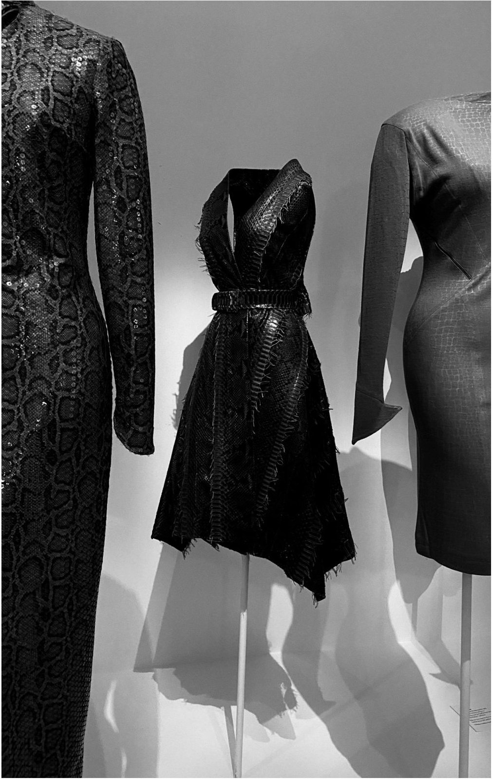 Trois mannequins en robes noires
